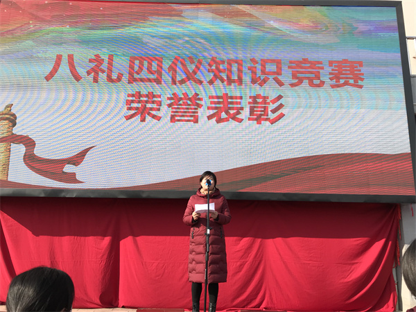 政治组组长陈珍华老师宣读获奖名单.JPG
