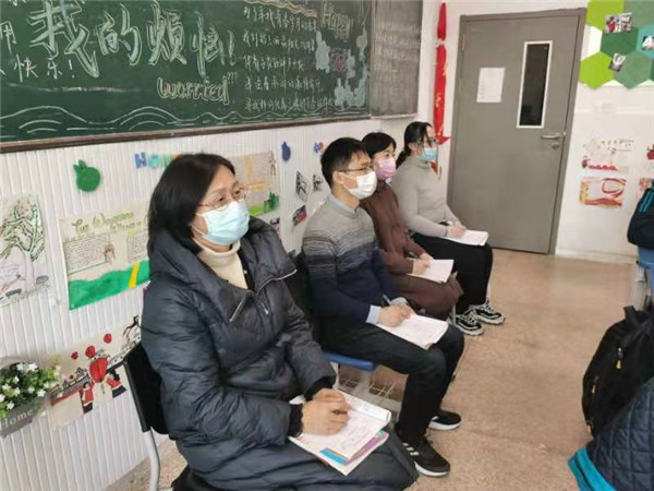 心理组老师认真听课.jpg