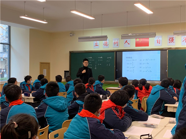 黄晨老师上课.jpg