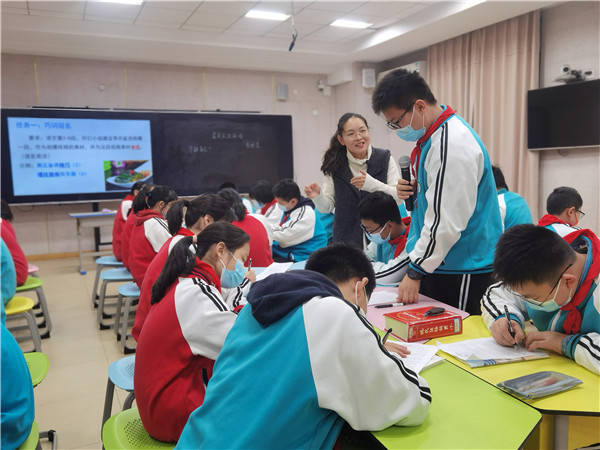 吴桂进老师上课.jpg