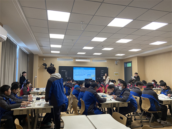 地理陈华琪老师上课中.jpg