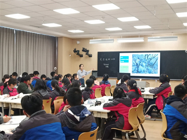 闫如霞老师上课.jpg