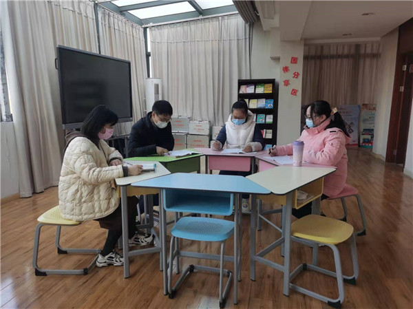 心理组老师课后研讨.jpg