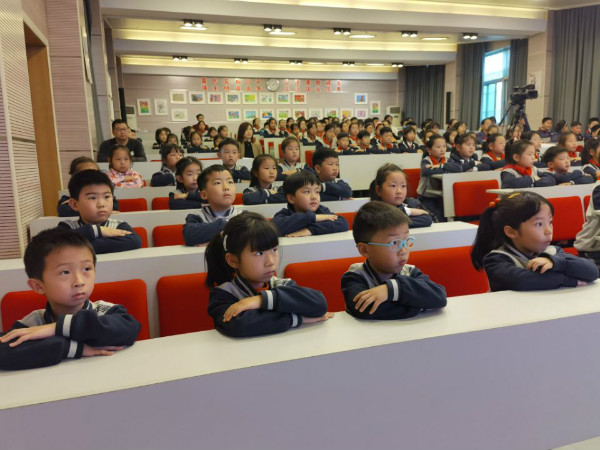 4 jujinghuishendexueshengmen3.jpg
