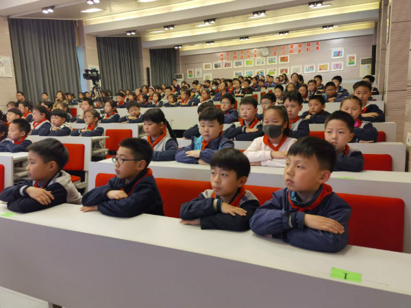 3 jujinghuishendexueshengmen2.jpg