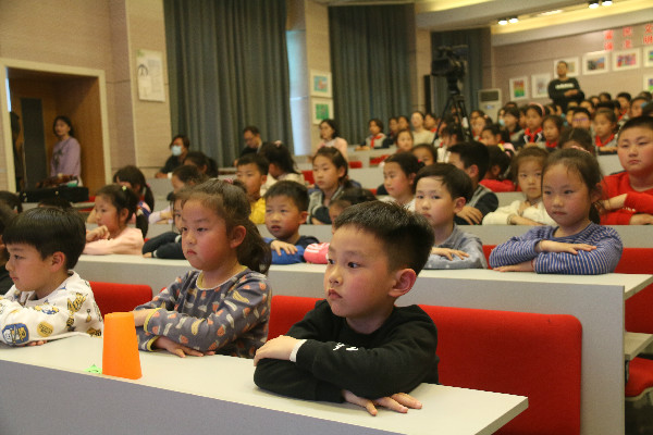 jujinghuishendexiaoguanzhong.jpg