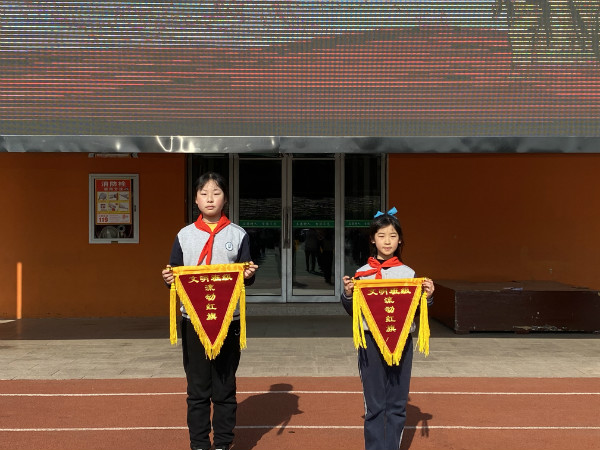 tu4 xueshengdaibiaolingquliudonghongqi.jpg