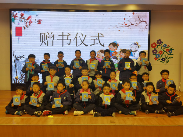 8 sannianjixueshengyuxinshu銆妔huaigoudumingnike銆媓eying.jpg