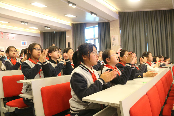 jujinghuishendexiaoguanzhong4.jpg