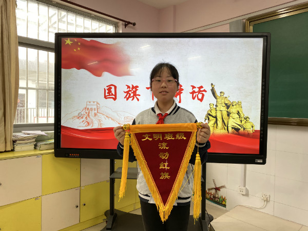 wunianjiliyuzhutongxuedaibiaobanjilingquliudonghongqi.jpg