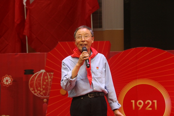 扬州大学费迅教授上党史课.jpg