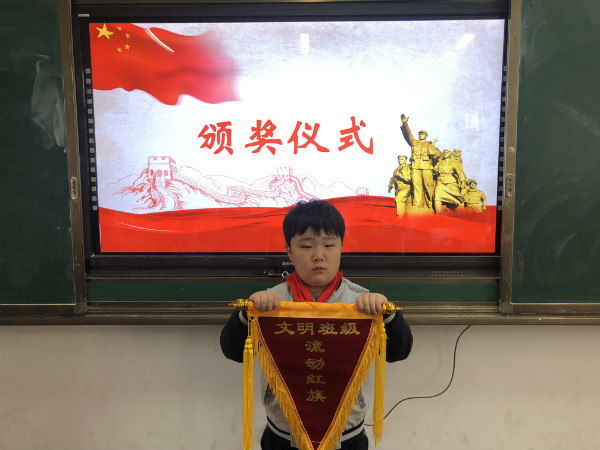 sannianjiwangyibintongxuedaibiaobanjilingquliudonghongqi.jpg