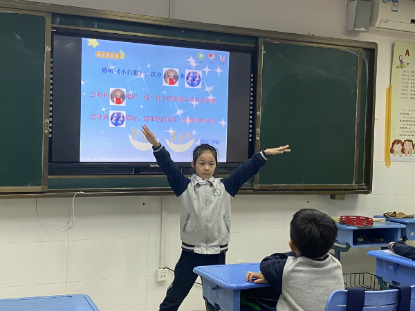 5 xueshengbiaoyan.jpg