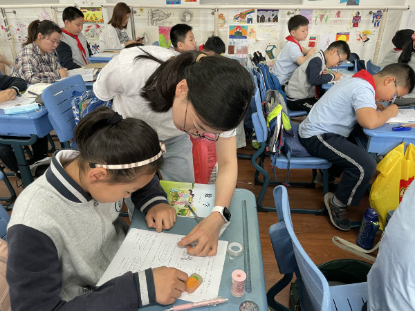 fanglaoshishishiyindaoxuesheng1.jpg