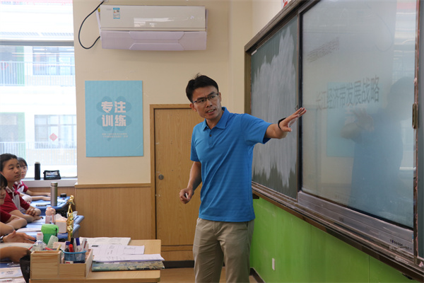 北京地理陈勇平老师上课中.jpg