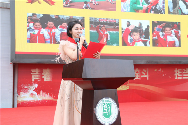 贺萧未老师主持离队仪式.jpg