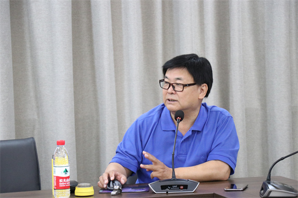 语文学科专家张彬福讲座中.jpg