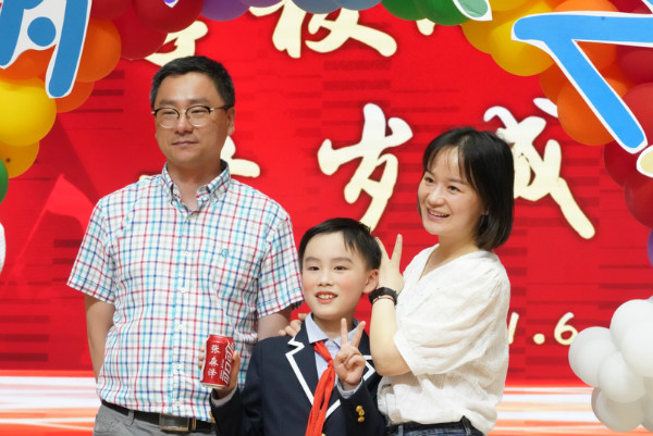28chengchangzhimenqianxingfudeheying .jpg