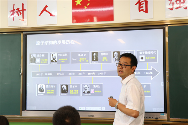 北京物理杨联武老师上课中.jpg