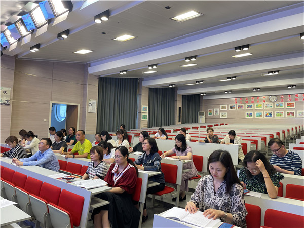 各学科主任认真听讲.jpg