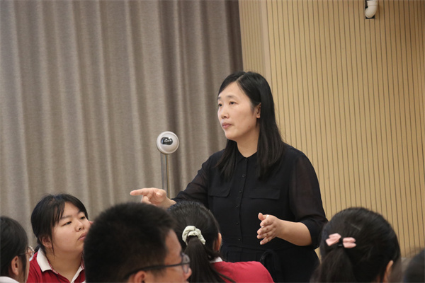 我校化学徐文婷老师上课中.jpg