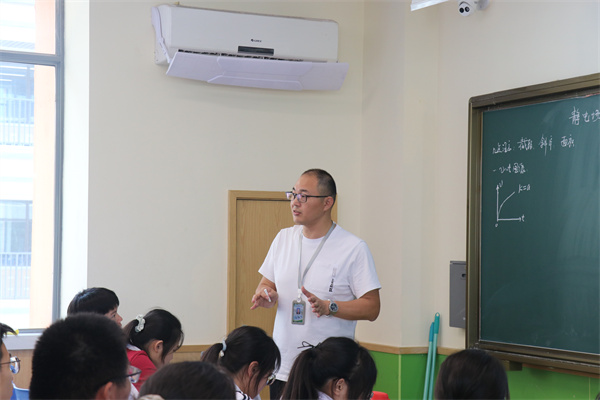 我校物理叶建军老师上课中.jpg