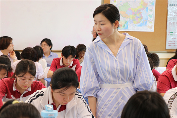 北京英语许云萍老师上课中.jpg