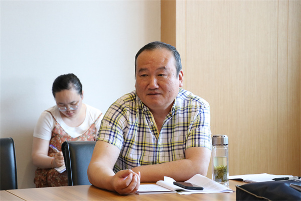 陆群教授讲座中.jpg