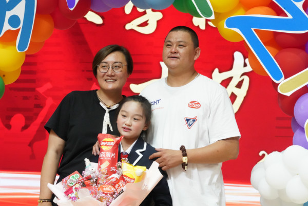 30chengchangzhimenqianxingfudeheying.jpg