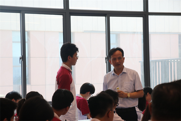 我校化学胡立军老师上课中.jpg