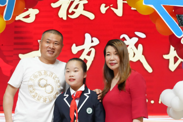 29chengchangzhimenqianxingfudeheying .jpg