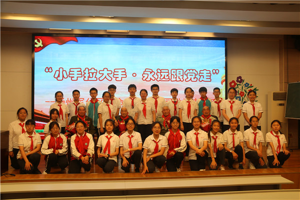 同学们与四位爷爷合影.jpg