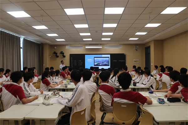 我校地理陶力越老师上课中.jpg