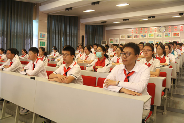 学生们认真听讲.jpg