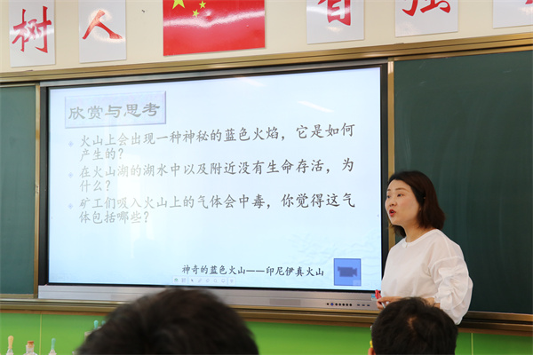 扬州中学化学郭金花老师上课中.jpg