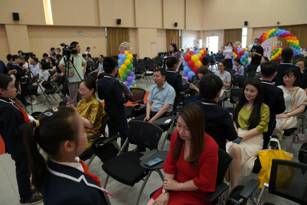 4 1tongxuemenxiangfumuzhanshichongmanaiyidefanyeshu.jpg