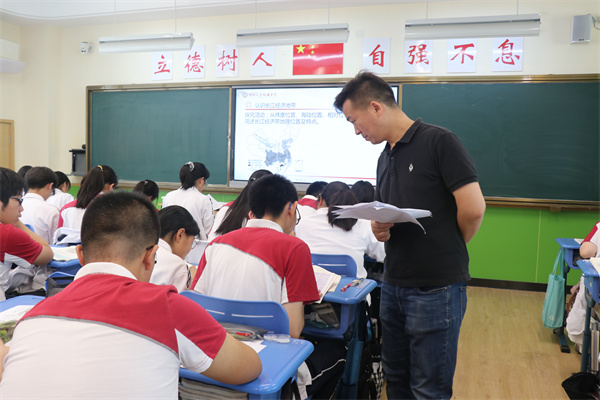 扬大附中地理程东老师上课中.jpg