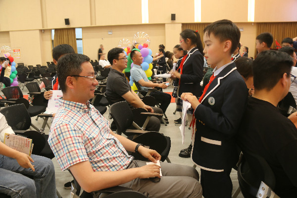 3tongxuemenxiangfumuzhanshichongmanaiyidefanyeshu.jpg