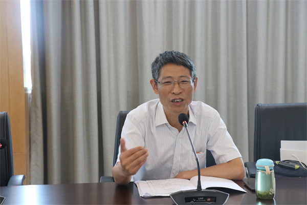 语文专家陈国林教授讲座中.jpg