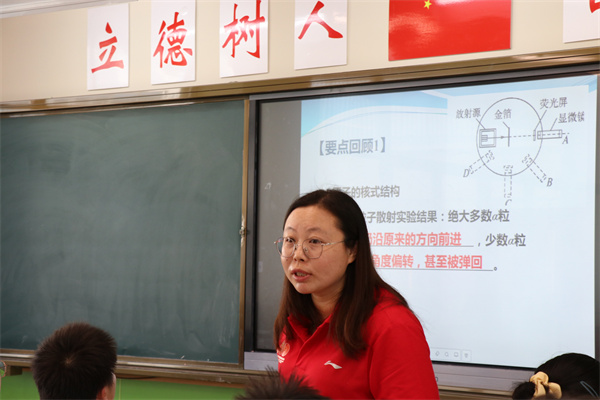 扬大附中物理刘燕老师上课中.jpg