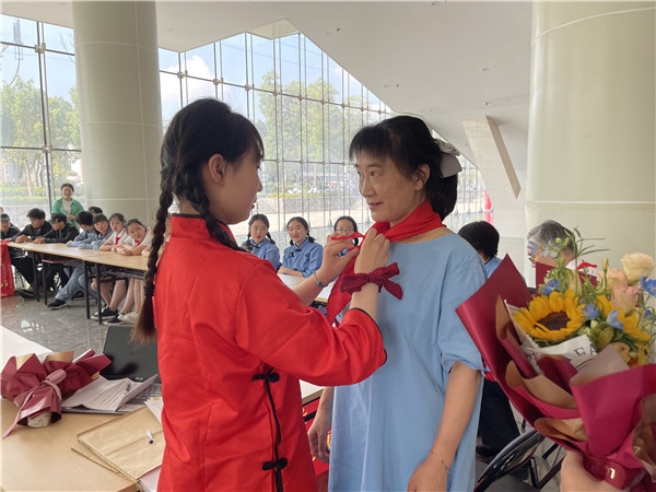 2少先队员给朱学慧老师献巾.jpg
