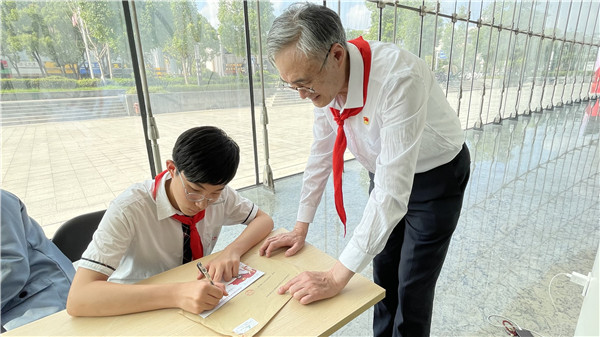 6队长们与陈锴爷爷互留联系方式.JPG