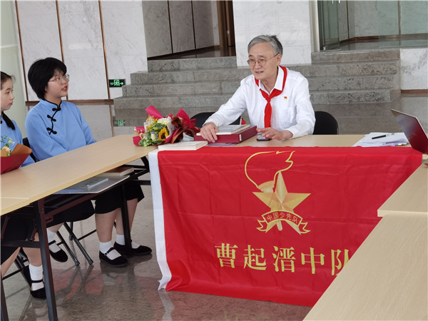 3陈锴爷爷给队员讲述英雄故事.jpg