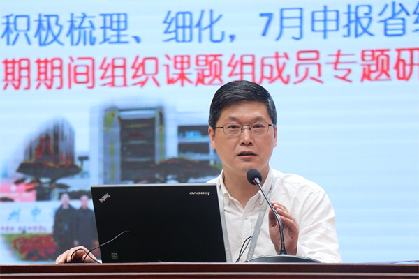 教科室程志华主任总结工作.jpg
