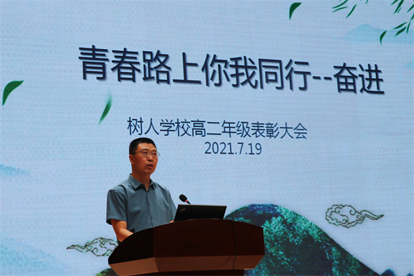 数学组郑全红老师进行学科指导.jpg