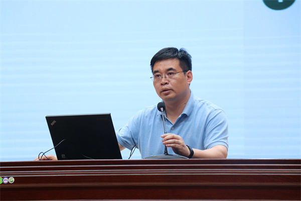 高二年级陈瑞飞主任总结工作.jpg