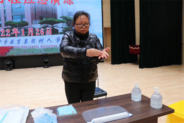 5 医务室王秀芳演示7步洗手法.jpg