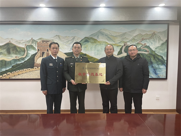 3 广陵区人武部社会实践基地挂牌.jpg