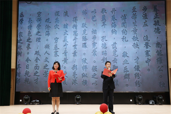 5.教师代表朗读《树人赋》.jpg
