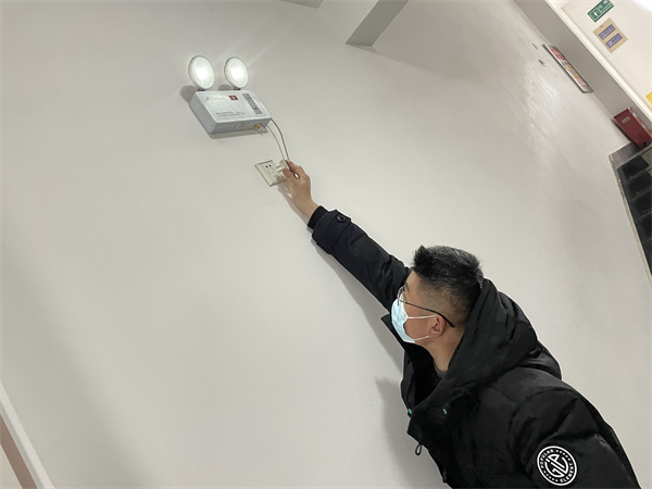 检查应急设备.jpg